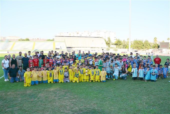 Büyükşehi̇ri̇n U11 Ve U 12 Futbol Şenli̇k Li̇gi̇ Ödül Töreni̇ İle Son Buldu (6)