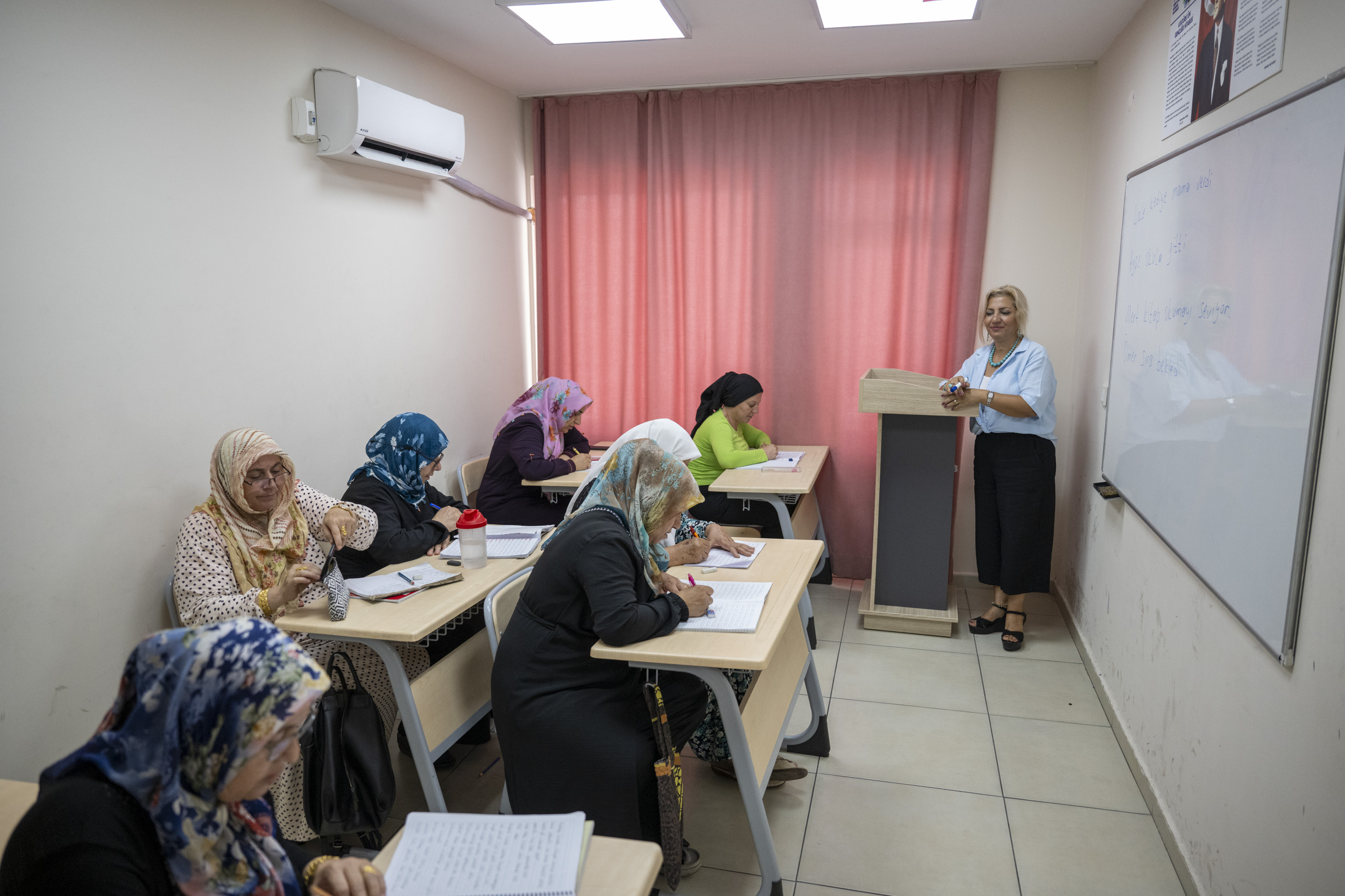 Kadinlar Büyükşehi̇r’i̇n Siralarinda Okuma Yazma Öğreni̇yor (2)