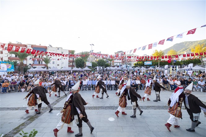 Başkan Seçer, ‘Tropi̇kal Meyve Şenli̇ği̇’ne Katildi (3)