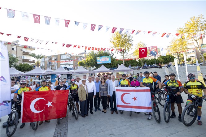 Başkan Seçer, ‘Tropi̇kal Meyve Şenli̇ği̇’ne Katildi (8)