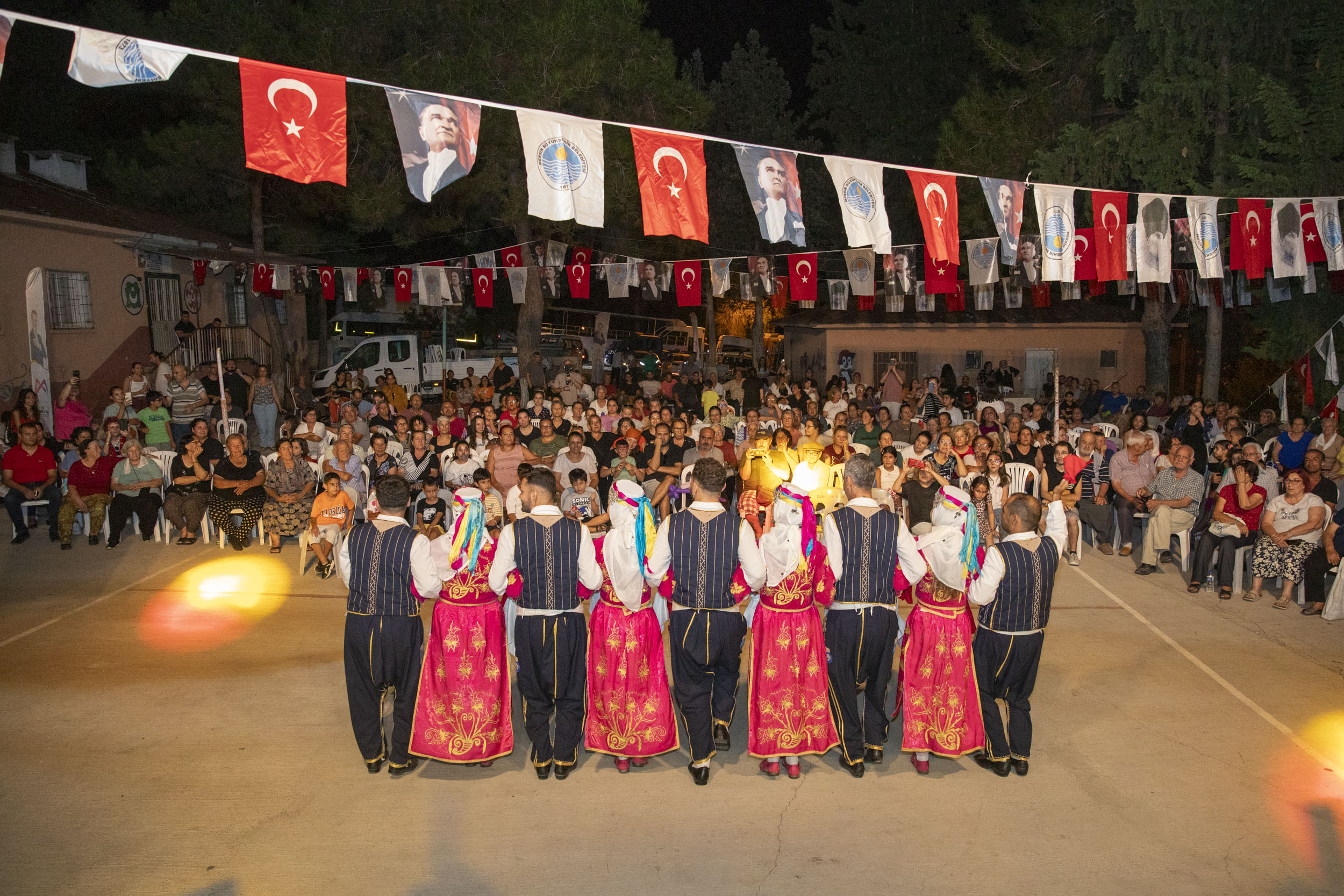 Büyükşehi̇r Eki̇pleri̇, İlçelerde Yaz Akşamlarina Renk Katiyor (7)