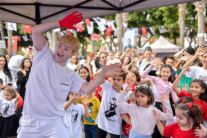 Başkan Seçer, Cumhuri̇yet Bayrami Coşkusunu Mersi̇nli̇lerle Tek Yürek Kutladi (18)