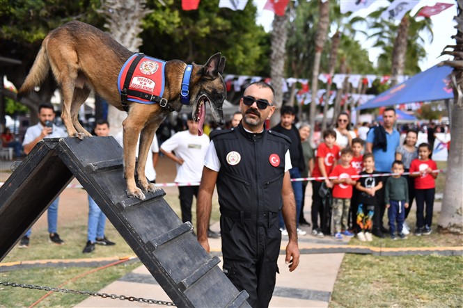 Başkan Seçer, Cumhuri̇yet Bayrami Coşkusunu Mersi̇nli̇lerle Tek Yürek Kutladi (26)