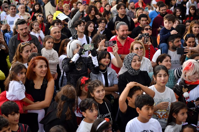 Başkan Seçer, Cumhuri̇yet Bayrami Coşkusunu Mersi̇nli̇lerle Tek Yürek Kutladi (27)