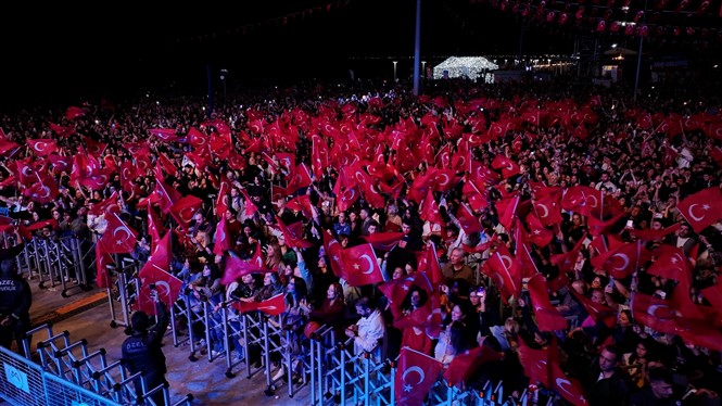 Başkan Seçer, Cumhuri̇yet Bayrami Coşkusunu Mersi̇nli̇lerle Tek Yürek Kutladi (29)