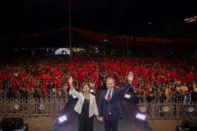 Başkan Seçer, Cumhuri̇yet Bayrami Coşkusunu Mersi̇nli̇lerle Tek Yürek Kutladi (3)