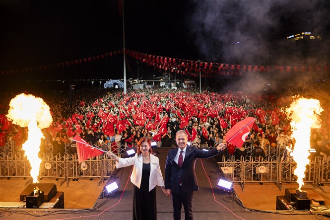 Başkan Seçer, Cumhuri̇yet Bayrami Coşkusunu Mersi̇nli̇lerle Tek Yürek Kutladi (5)