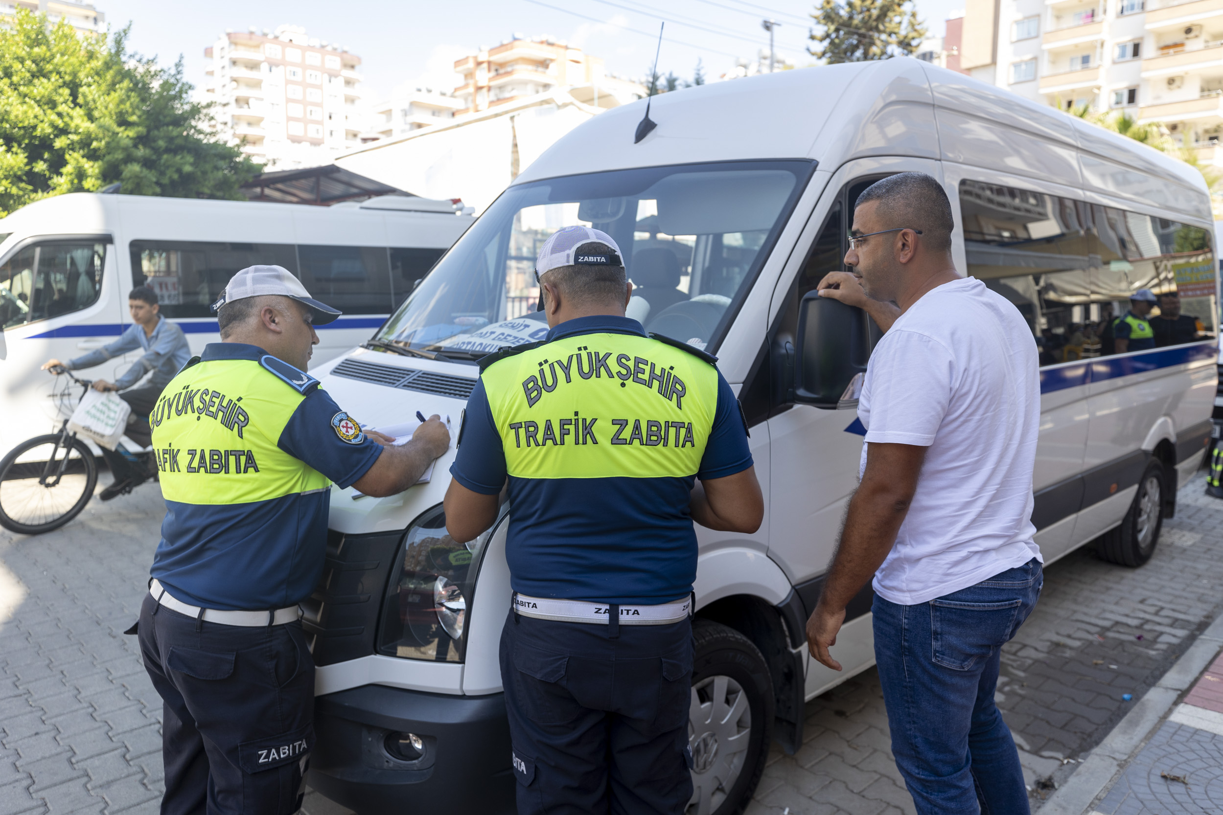 Büyükşehi̇r Zabita Eki̇pleri̇ Okul Servi̇sleri̇ni̇ Denetli̇yor (7)