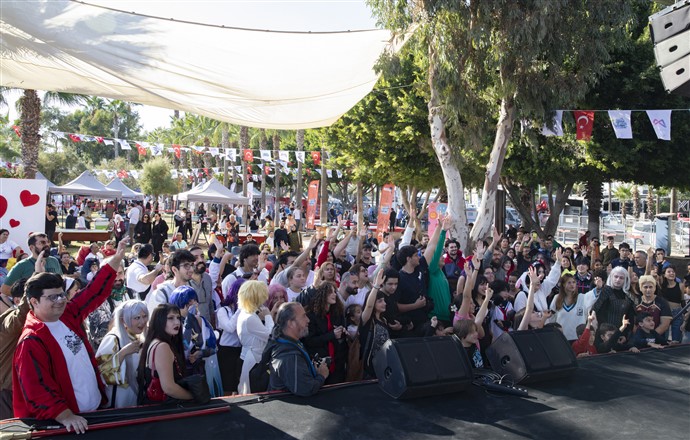 Büyükşehi̇r’i̇n Düzenledi̇ği̇ ‘3. Mersi̇n Gençli̇k Festi̇vali̇’ Tüm Görkemi̇yle Başladi (7)