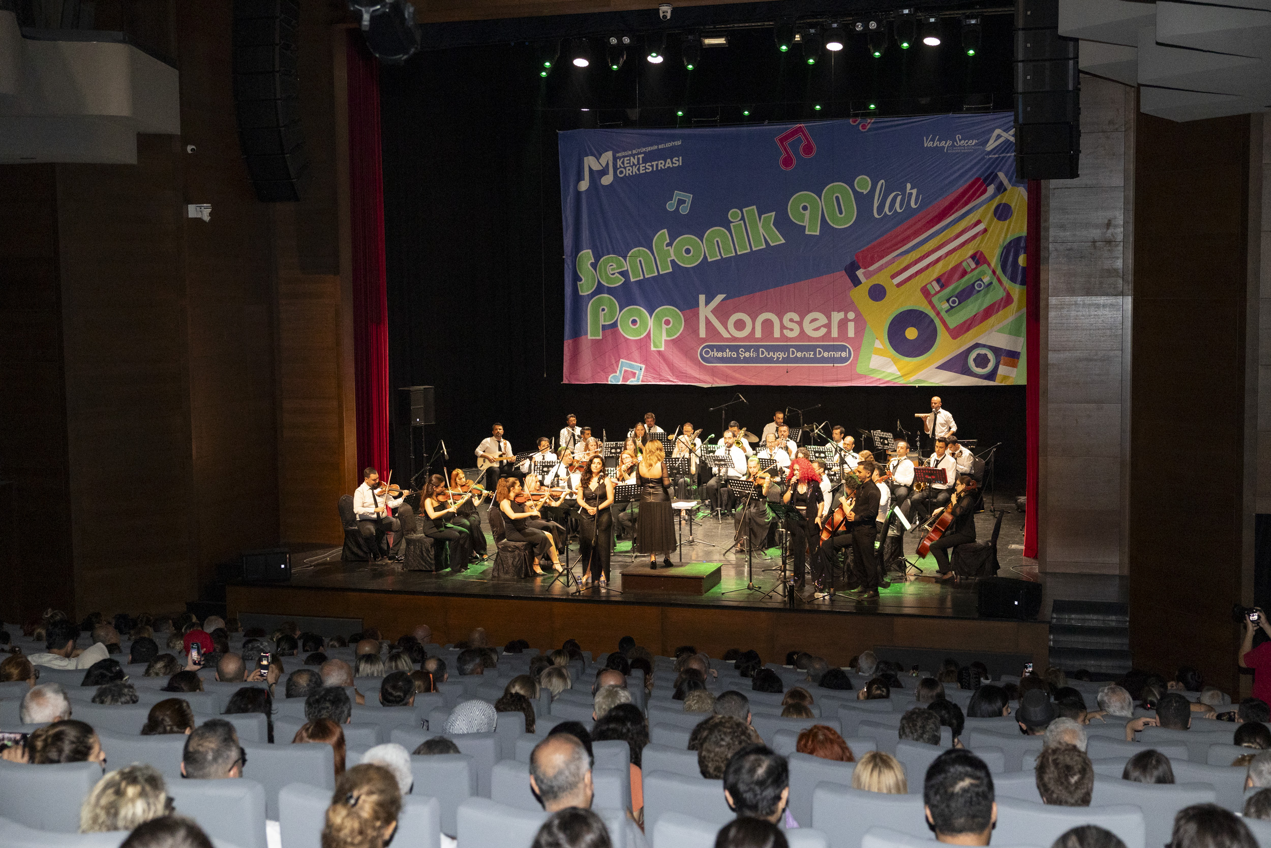 Büyükşehi̇r’i̇n Kent Orkestrasi, 90’Lar Konseri̇ İle Nostalji̇ Rüzgari Esti̇rdi̇ (3)