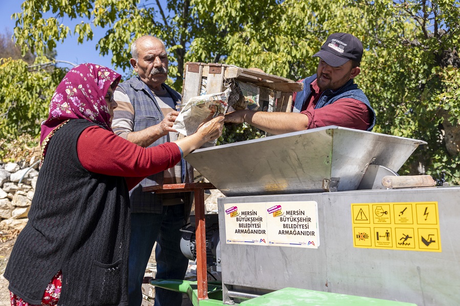 Üzüm Sikma Maki̇nesi̇ Çalişiyor Üreti̇ci̇ Keyfi̇ne Bakiyor (4)