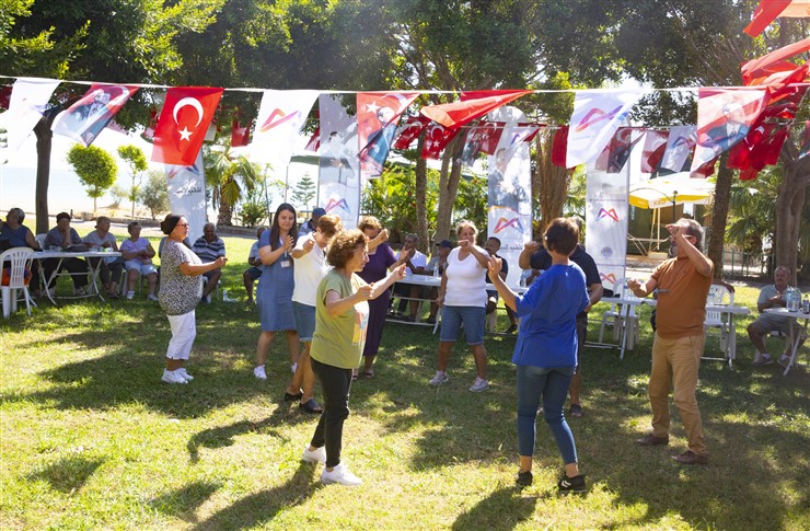 Yaş Almiş Vatandaşlar Büyükşehi̇r İle İki̇nci̇ Baharlarini Yaşiyor (1)