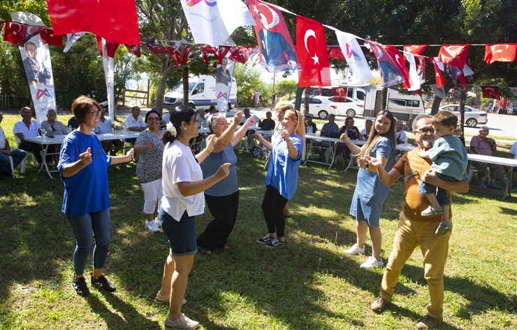 Yaş Almiş Vatandaşlar Büyükşehi̇r İle İki̇nci̇ Baharlarini Yaşiyor (2)