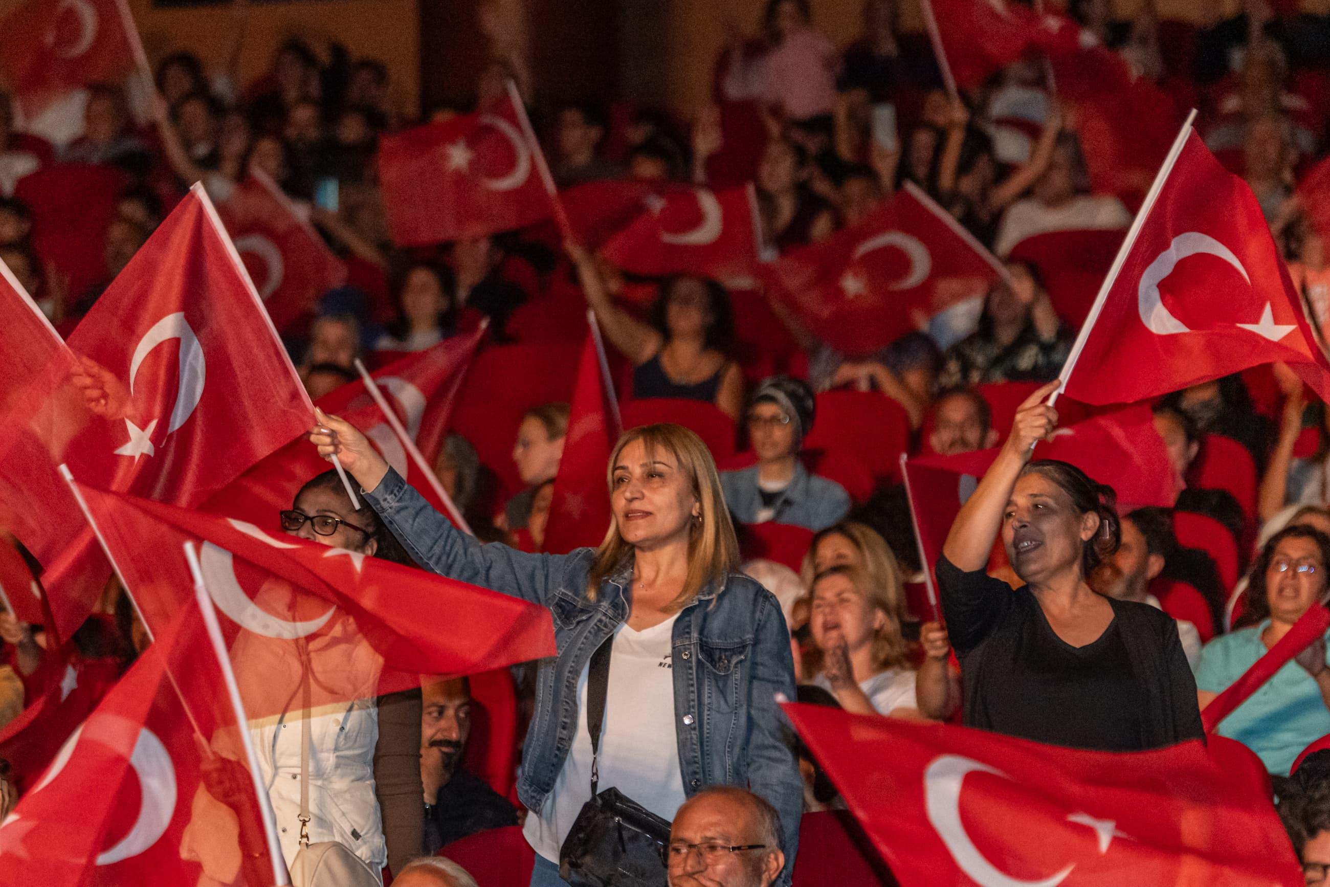 Yenişehir Belediyesi Cumhuriyet Bayramı'nda Suavi'yi Mersinlilerle Buluşturdu (4)