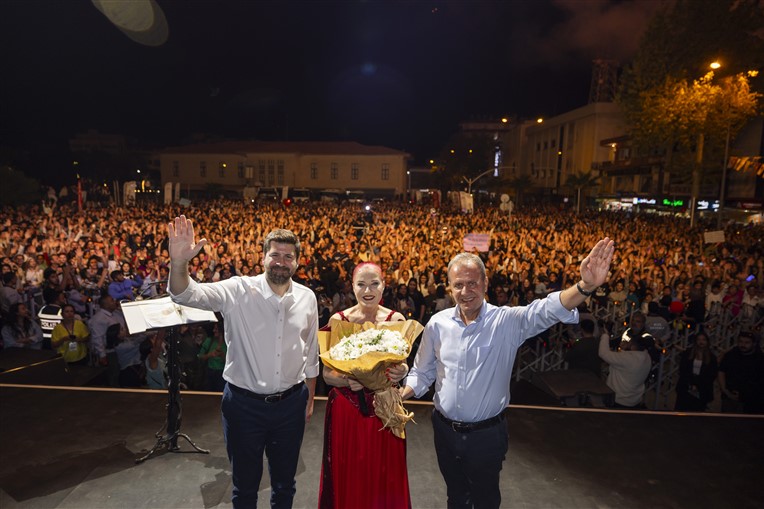 ‘3.Uluslararasi Tarsus Festi̇vali̇’nde Candan Erçeti̇n Konseri̇ İle Coşku Doruklara Çikti (1)