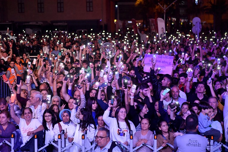 ‘3.Uluslararasi Tarsus Festi̇vali̇’nde Candan Erçeti̇n Konseri̇ İle Coşku Doruklara Çikti (10)