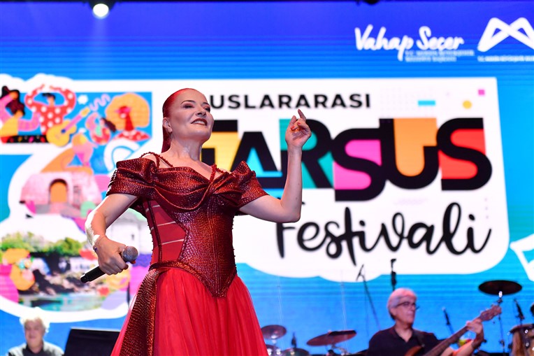 ‘3.Uluslararasi Tarsus Festi̇vali̇’nde Candan Erçeti̇n Konseri̇ İle Coşku Doruklara Çikti (13)