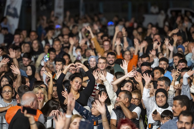 ‘3.Uluslararasi Tarsus Festi̇vali̇’nde Candan Erçeti̇n Konseri̇ İle Coşku Doruklara Çikti (21)