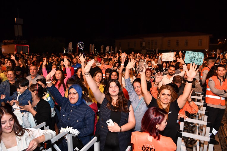 ‘3.Uluslararasi Tarsus Festi̇vali̇’nde Candan Erçeti̇n Konseri̇ İle Coşku Doruklara Çikti (4)