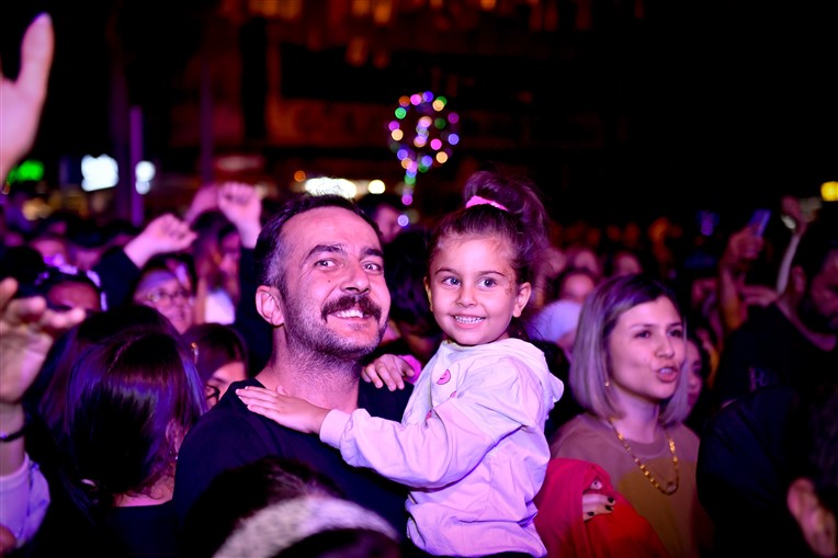 ‘3.Uluslararasi Tarsus Festi̇vali̇’nde Candan Erçeti̇n Konseri̇ İle Coşku Doruklara Çikti (8)