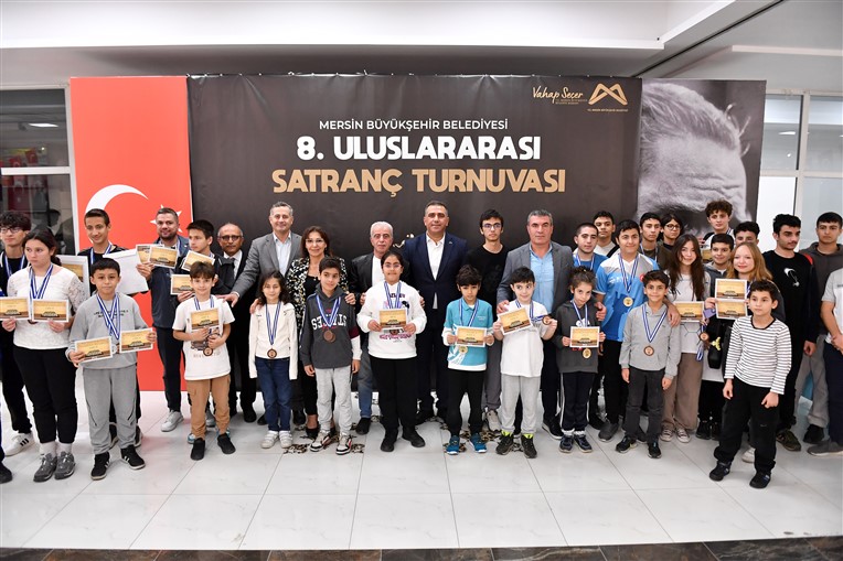 ‘8. Uluslararasi Satranç Turnuvasi’nda Sporculara Ödülleri̇ Veri̇ldi̇ (1)