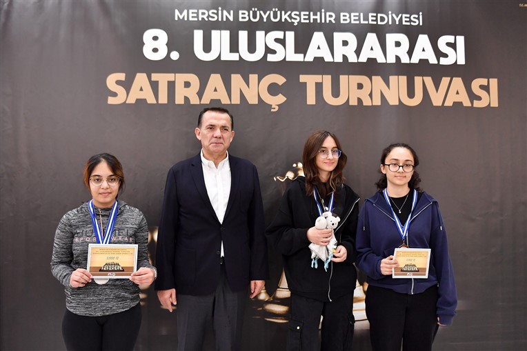 ‘8. Uluslararasi Satranç Turnuvasi’nda Sporculara Ödülleri̇ Veri̇ldi̇ (2)