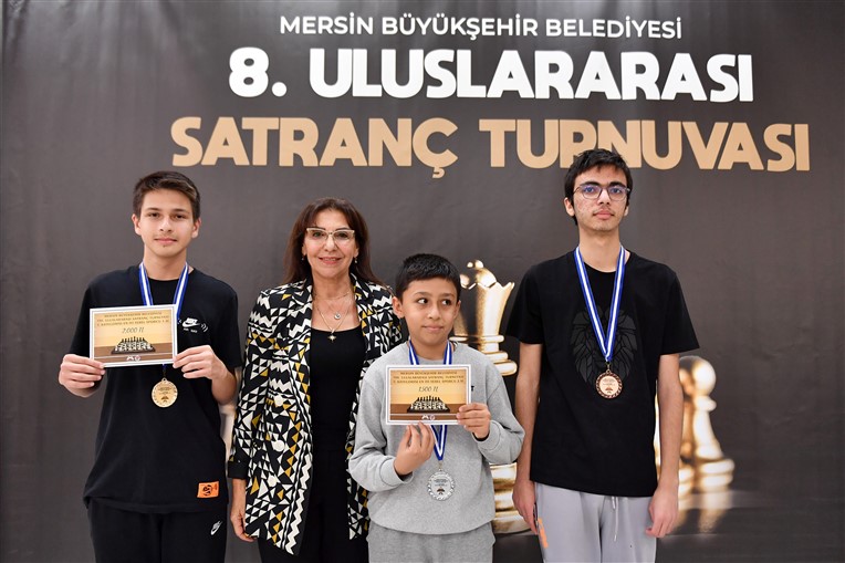 ‘8. Uluslararasi Satranç Turnuvasi’nda Sporculara Ödülleri̇ Veri̇ldi̇ (3)