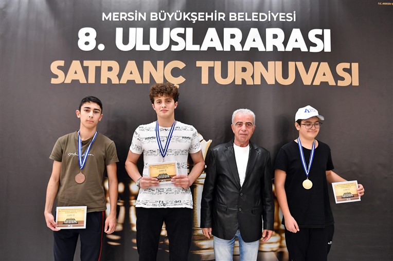 ‘8. Uluslararasi Satranç Turnuvasi’nda Sporculara Ödülleri̇ Veri̇ldi̇ (4)