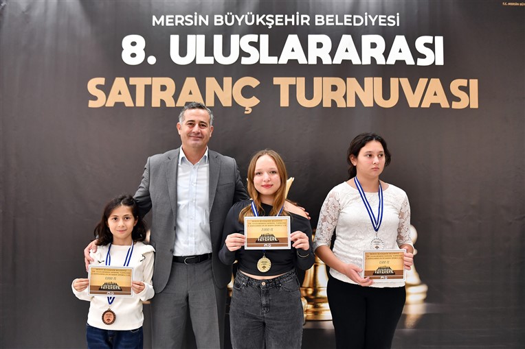 ‘8. Uluslararasi Satranç Turnuvasi’nda Sporculara Ödülleri̇ Veri̇ldi̇ (6)