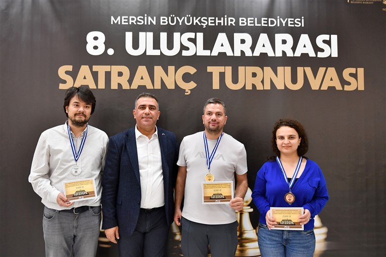 ‘8. Uluslararasi Satranç Turnuvasi’nda Sporculara Ödülleri̇ Veri̇ldi̇ (7)