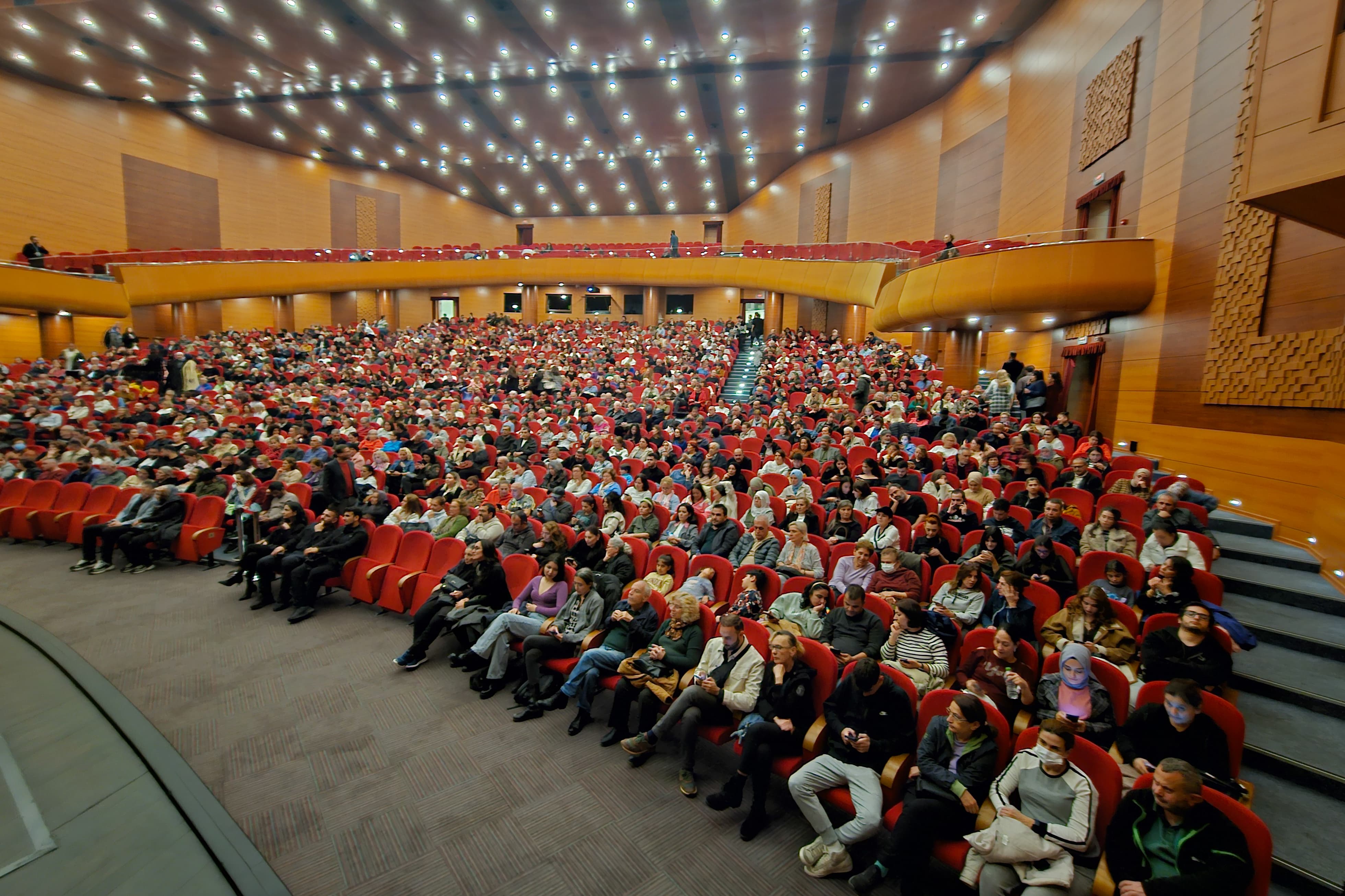 Yenişehir Belediyesi Binlerce Vatandaşı Tiyatro Ile Buluşturdu2