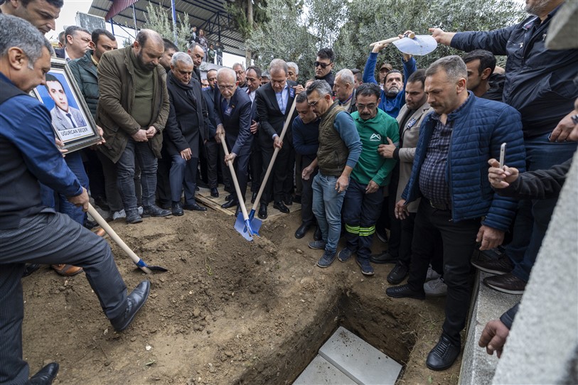 Başkan Seçer, Kardeşi̇ni̇ Son Yolculuğuna Uğurladi (3)