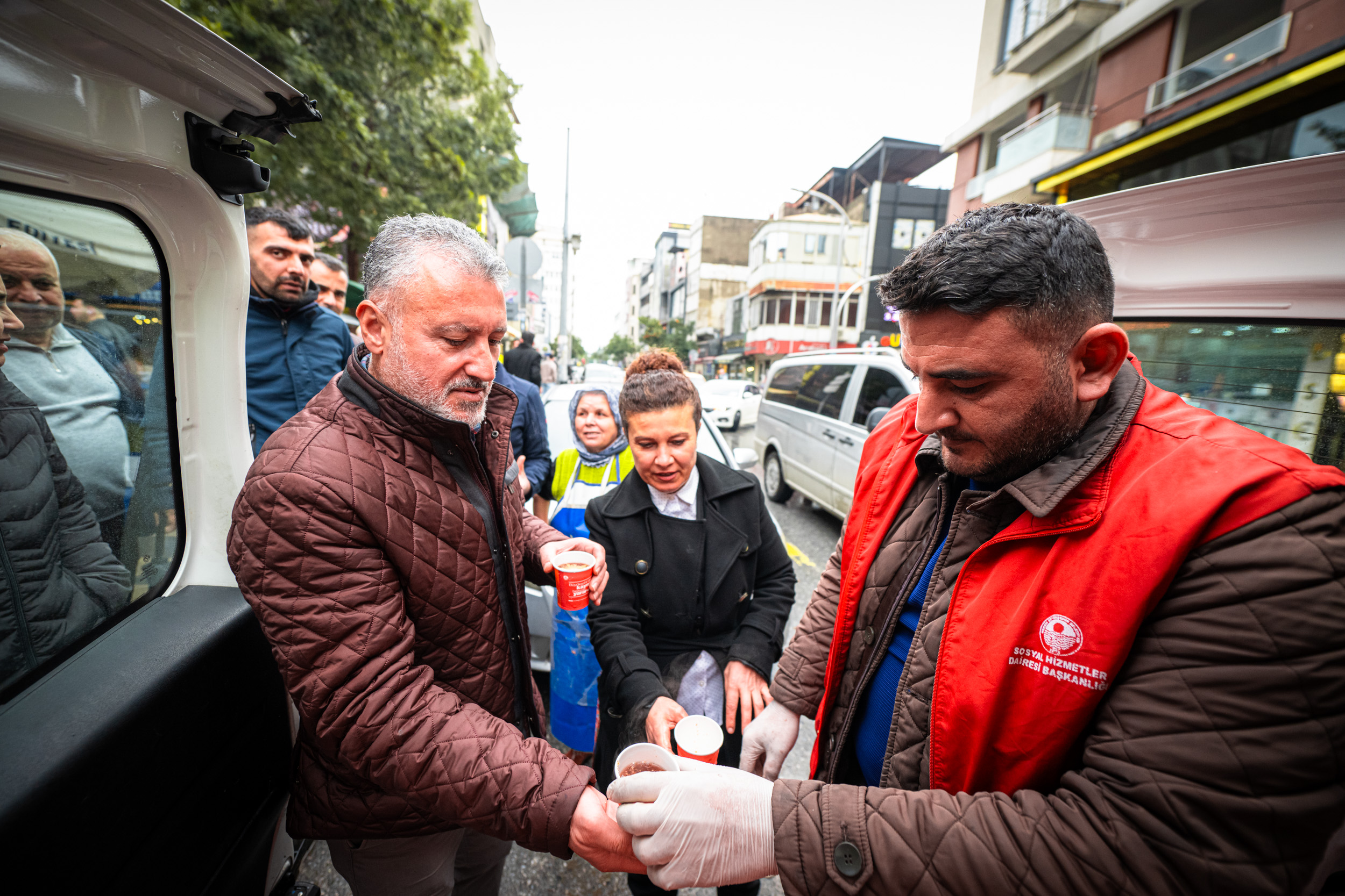 Büyükşehi̇r’den Soğuk Havada Sicacik ‘Kaynar’ İkrami… (4)