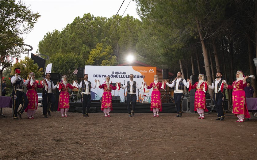 Tarsus Gençli̇k Kampi’nda ‘Dünya Gönüllüler Günü Etki̇nli̇ği̇’ (8)