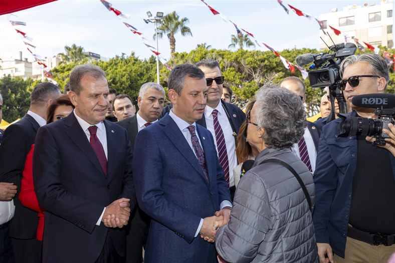 Başkan Seçer Ve Chp Genel Başkani Özel, Mersi̇n’de Vatandaşin Sesi̇ne Kulak Verdi̇ (6)