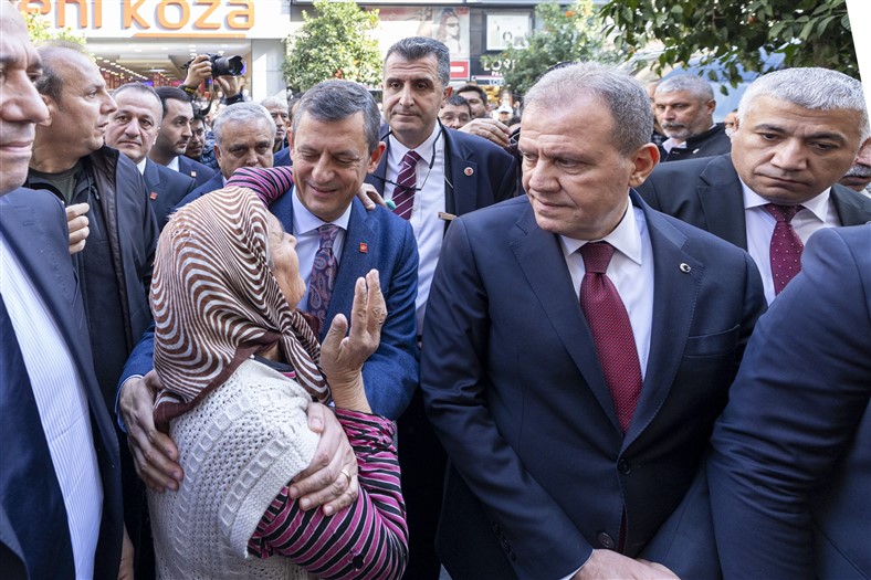 Başkan Seçer Ve Chp Genel Başkani Özel, Mersi̇n’de Vatandaşin Sesi̇ne Kulak Verdi̇ (8)