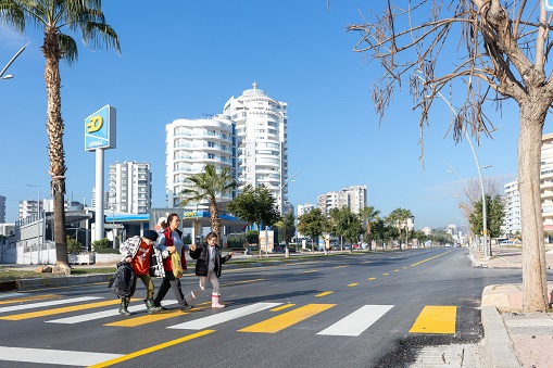 Büyükşehi̇r İsmet İnönü Bulvari’nda 800 Metreli̇k Yol Yeni̇ledi̇ (1)