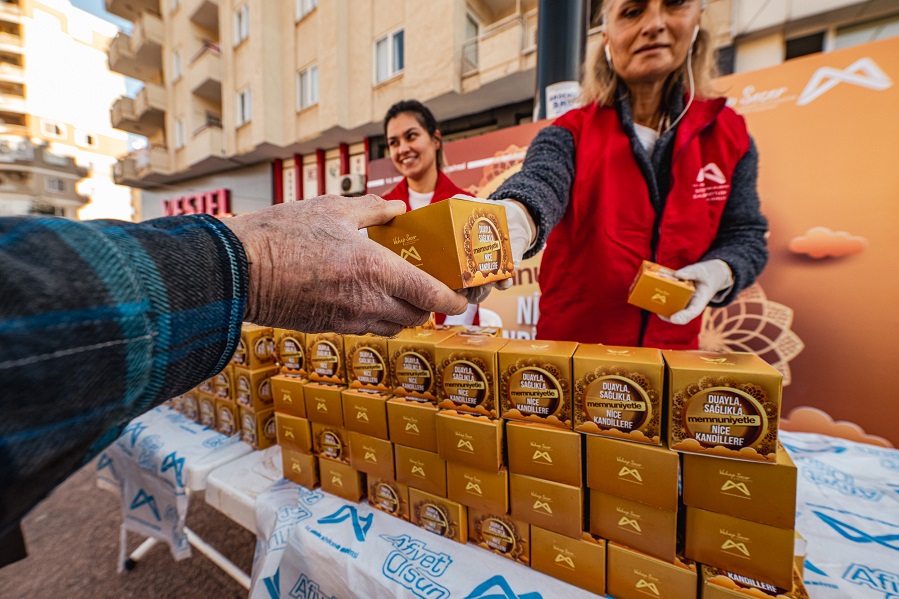 Büyükşehi̇r, Regai̇p Kandi̇li̇’nde 15 Bi̇n Kandi̇l Si̇mi̇di̇ni̇ Vatandaşla Buluşturdu (8)