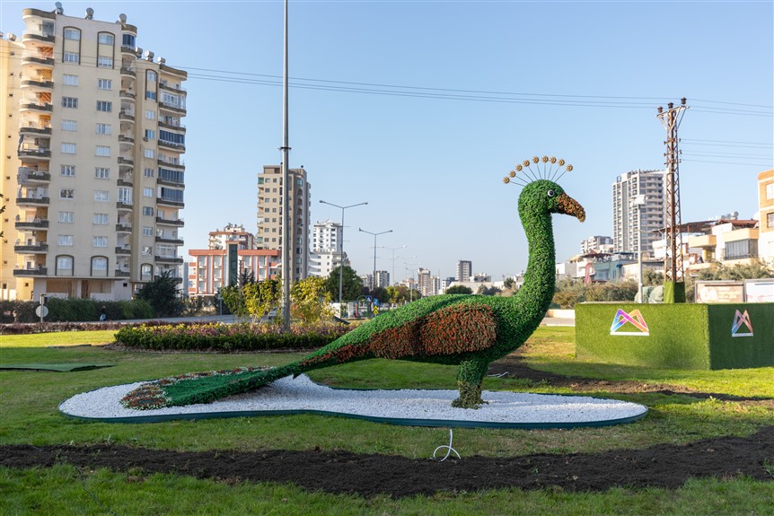 Mersi̇n Büyükşehi̇r Esteti̇k Dokunuşlarla Kenti̇ Yeşi̇le Doyuruyor (2)