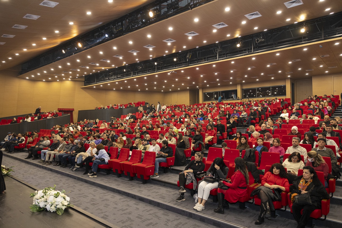 Büyükşehi̇r’den Aşkin Büyüsünü Yansitan Sevgi̇li̇ler Günü Konseri̇ (2)