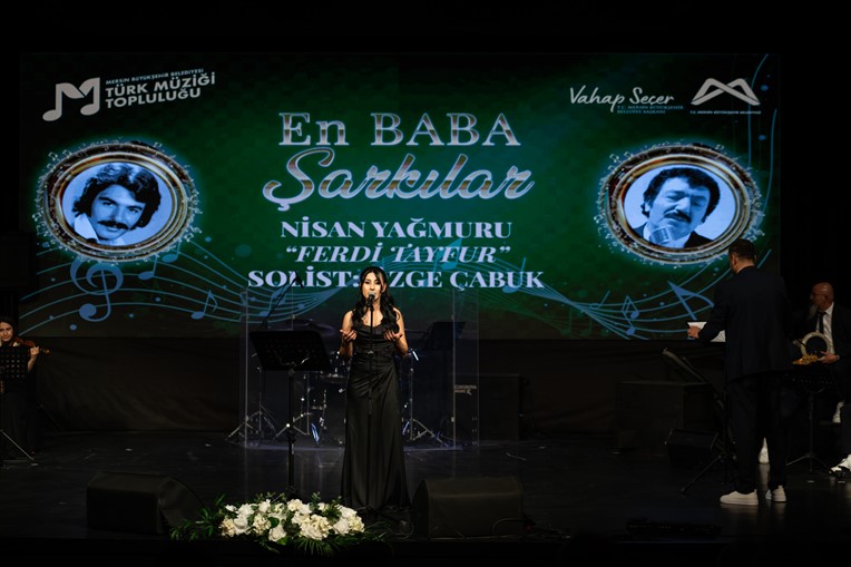 ‘En Baba Şarkilar’ Konseri̇ Di̇nleyenlere Müzi̇k Zi̇yafeti̇ Yaşatti (9)