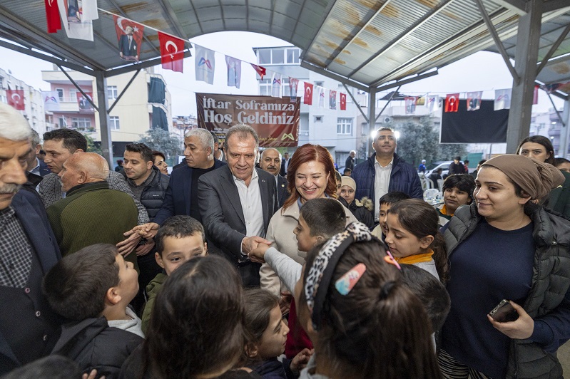 Başkan Seçer Ve Meral Seçer, Toroslar Halkiyla İftar Yapti (2)