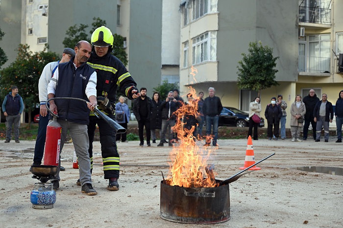 Büyükşehi̇r İtfai̇yesi̇ Vatandaşlari Bi̇li̇nçlendi̇rmeye Devam Edi̇yor (1)