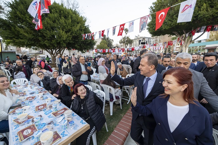 Seçer, Si̇li̇fke’de Vatandaşlarla İftar Yapti (5)