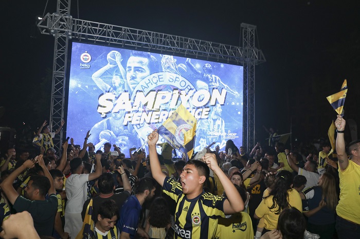 Büyükşehi̇r Şampi̇yonluğu Dev Ekranda Yaşatti (4)