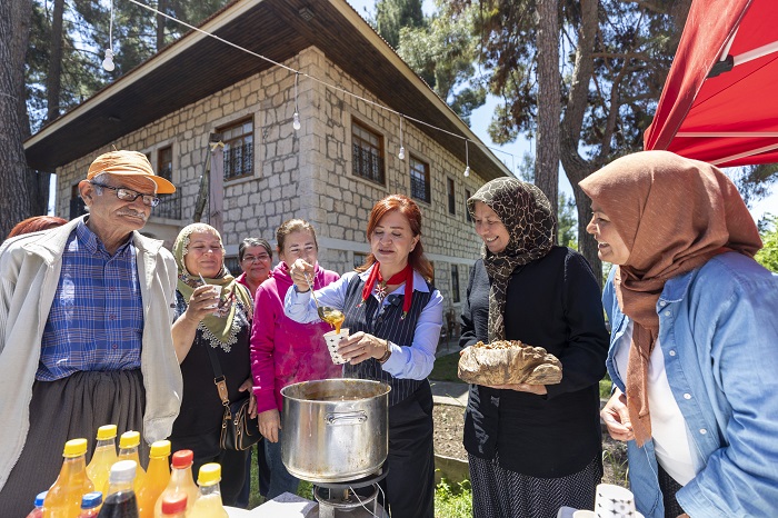 Çamliyaylali Üreti̇ci̇ Kadinlara Kooperati̇fleşmeni̇n Önemi̇ Anlatildi (2)