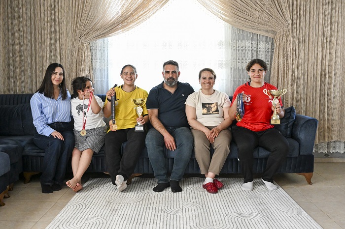 Küçük Bi̇r Mahalleden Kir Çi̇çekleri̇’ne Uzanan Şampi̇yonluk Yolculuğu (16)