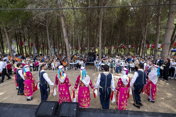 Mersi̇n Büyükşehi̇r Beledi̇yesi̇’nden Unutulmaz Anneler Günü Etki̇nli̇ği̇ (5)
