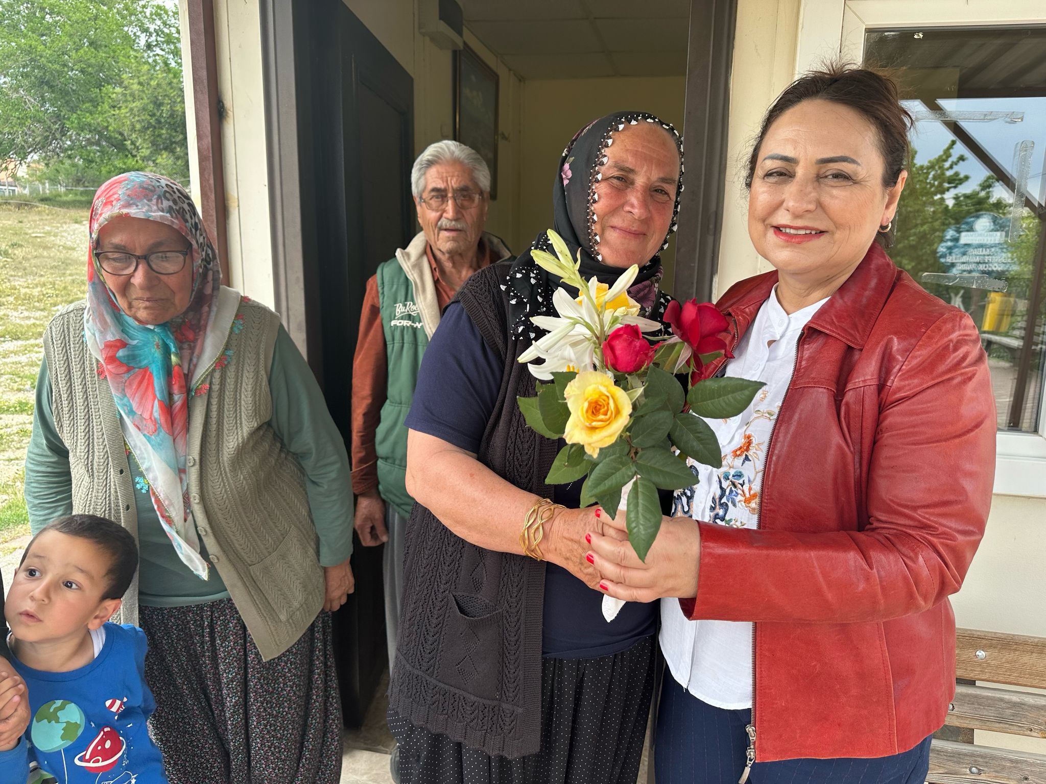 Müzeyyen Şevkin Köşe Bucak Geziyor (1)