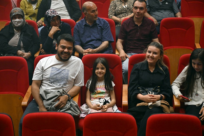 Şehi̇r Ti̇yatrosu’nun ‘Mi̇safi̇r’ Oyunu Gülnalilarla Buluştu (1)